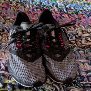 Nike Women's Black and Pink Sneakers